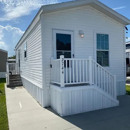 Cozy Tiny Home Near Disney World & Orlando Parks!